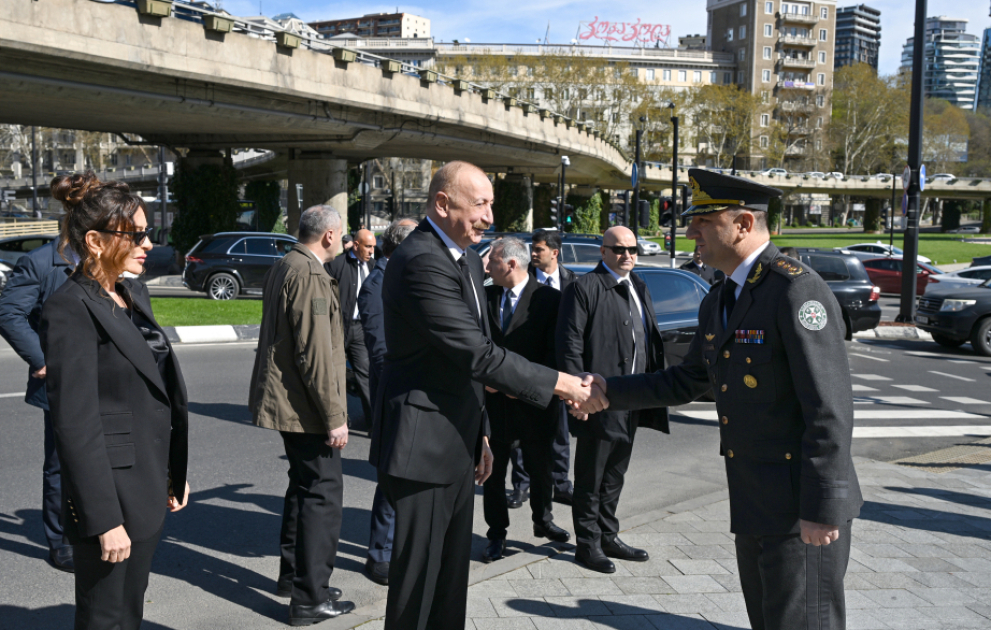 Prezident İlham Əliyev Tbilisidə Qəhrəmanlar Memorialını ziyarət edib