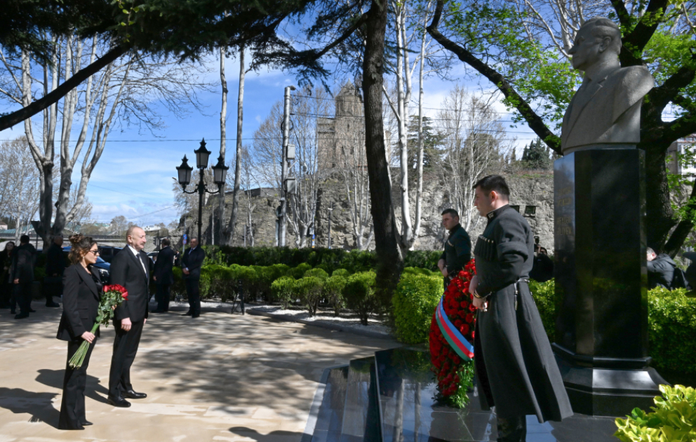 Präsident Ilham Aliyev besucht Heydar-Aliyev-Denkmal in Tiflis