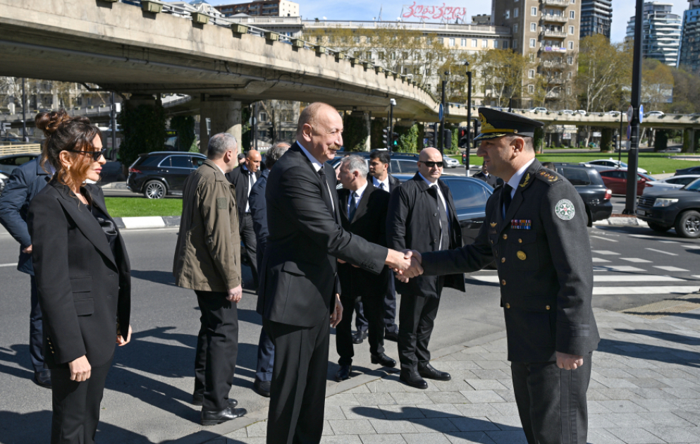 Le président azerbaïdjanais visite le Mémorial des Héros à Tbilissi