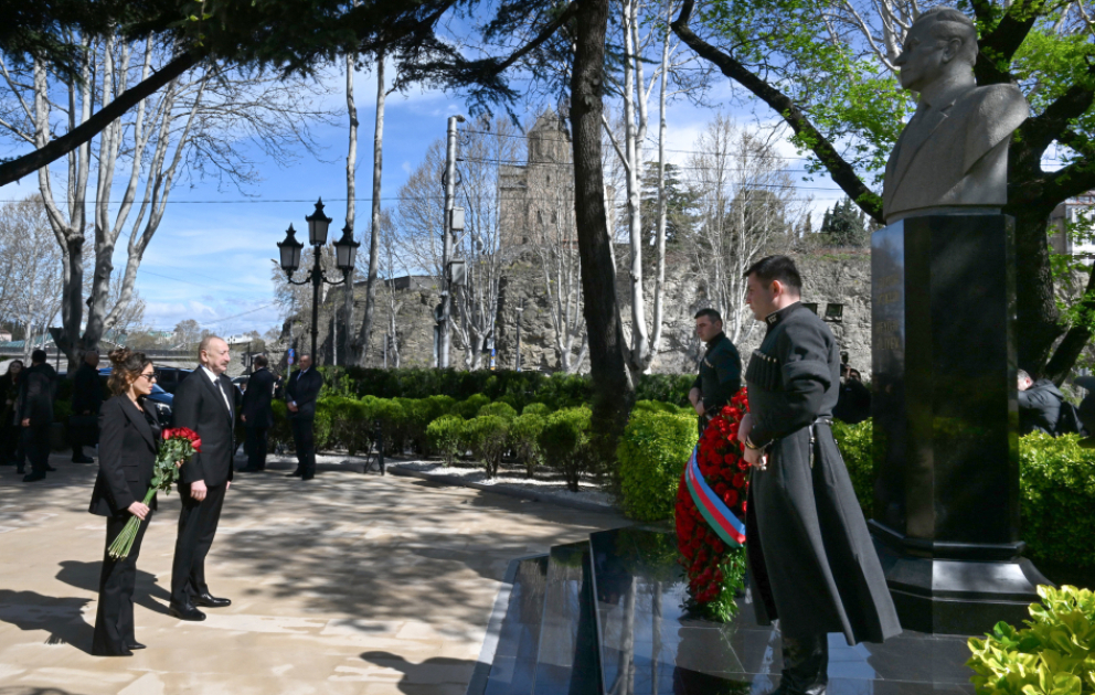 Tbilissi : le président Aliyev se recueille devant la statue du Leader national Heydar Aliyev
