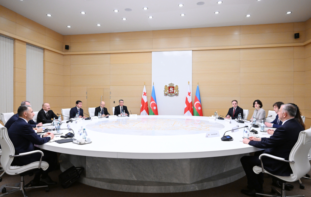 Prezident İlham Əliyevin Gürcüstanın Baş naziri İrakli Kobaxidze ilə geniş tərkibdə görüşü olub