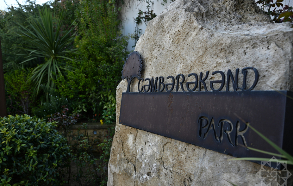 Ein grünes Paradies mit Stadtpanorama – Park „Chambarakend“