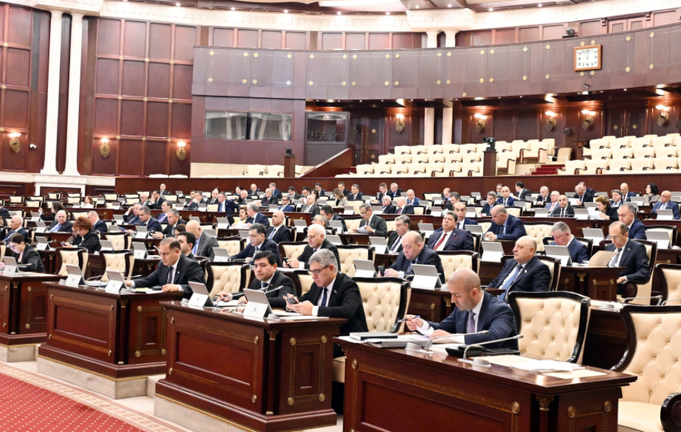 Kişi və qadınlara bərabər dəyərli əməyə görə bərabər əməkhaqqı verilməsi təmin olunacaq
