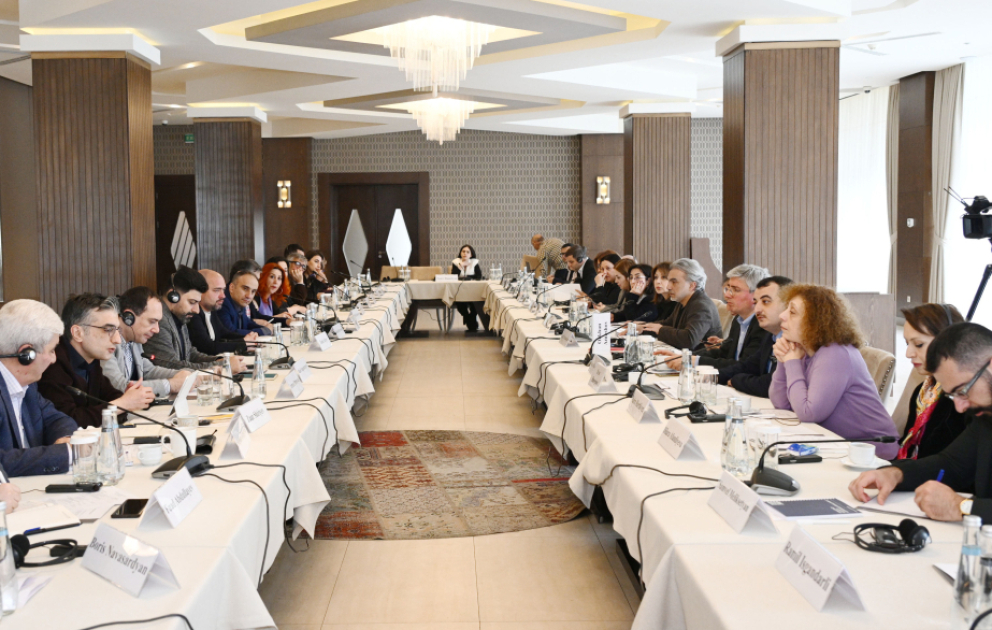 Azərbaycanın və Ermənistanın vətəndaş cəmiyyəti nümayəndələrinin iştirakı ilə keçirilən dəyirmi masa işini davam etdirib