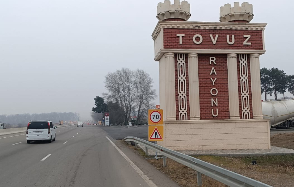 Tovuzda mikroavtobus yeniyetməni vurub