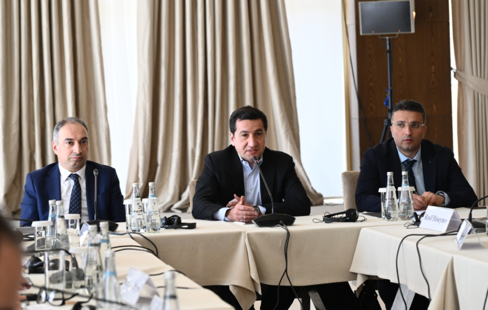 L’assistant du président azerbaïdjanais Hikmet Hadjiyev rencontre les participants à l'initiative « Pont de la paix »