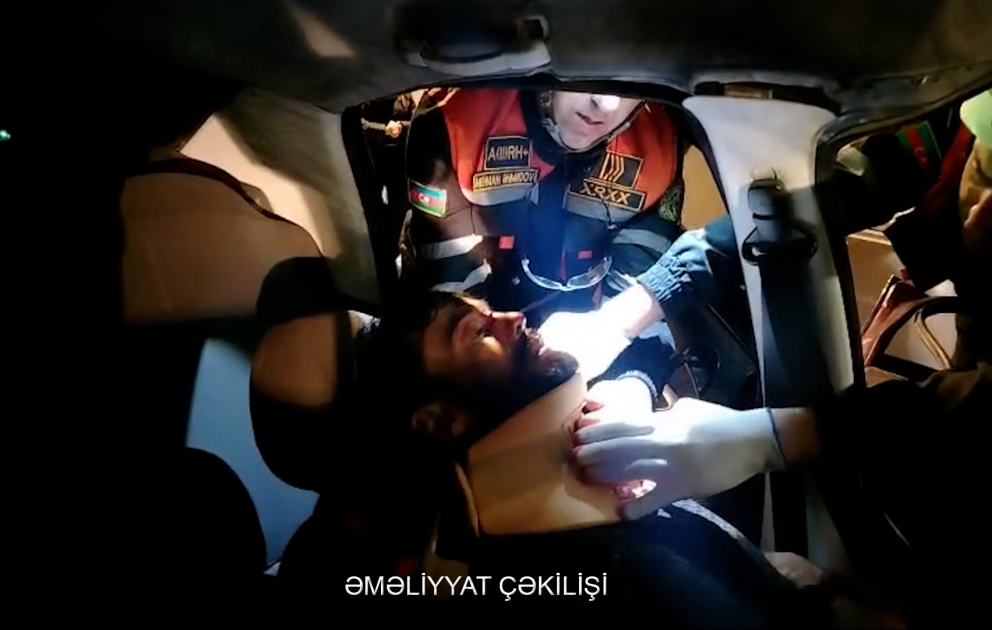 Deformasiyaya uğramış nəqliyyat vasitəsində sıxılı qalan sürücü xilas edildi