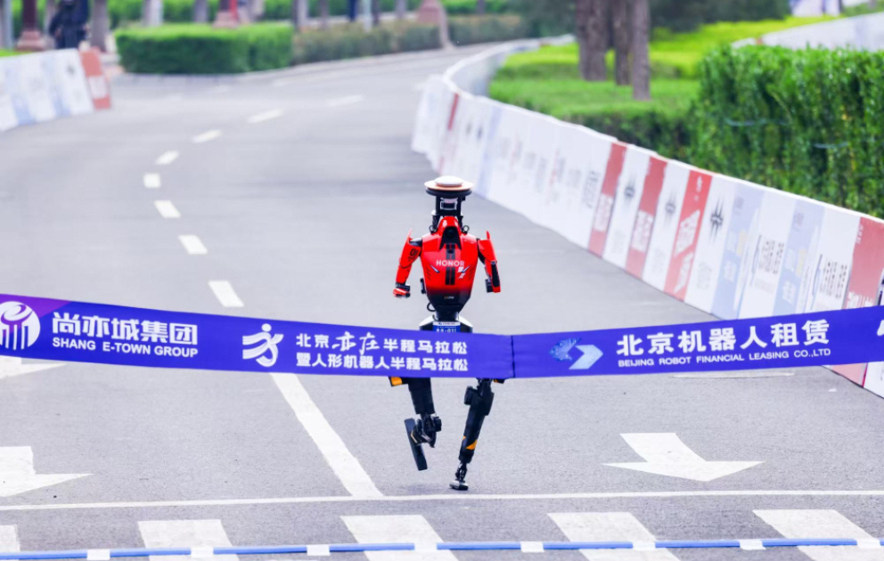 “Shandian” adlı robot Pekin robot-insan yarımarafonunun qalibi olub