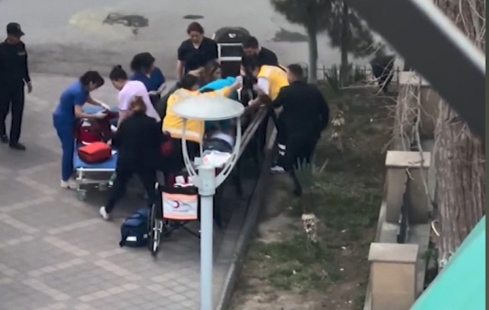 Ürəyi dayanan şəxs xəstəxananın həyətində həyata qaytarılıb