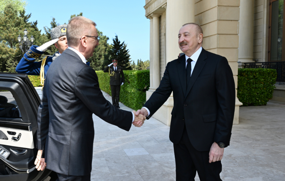 Cérémonie d’accueil officiel du président letton à Bakou
