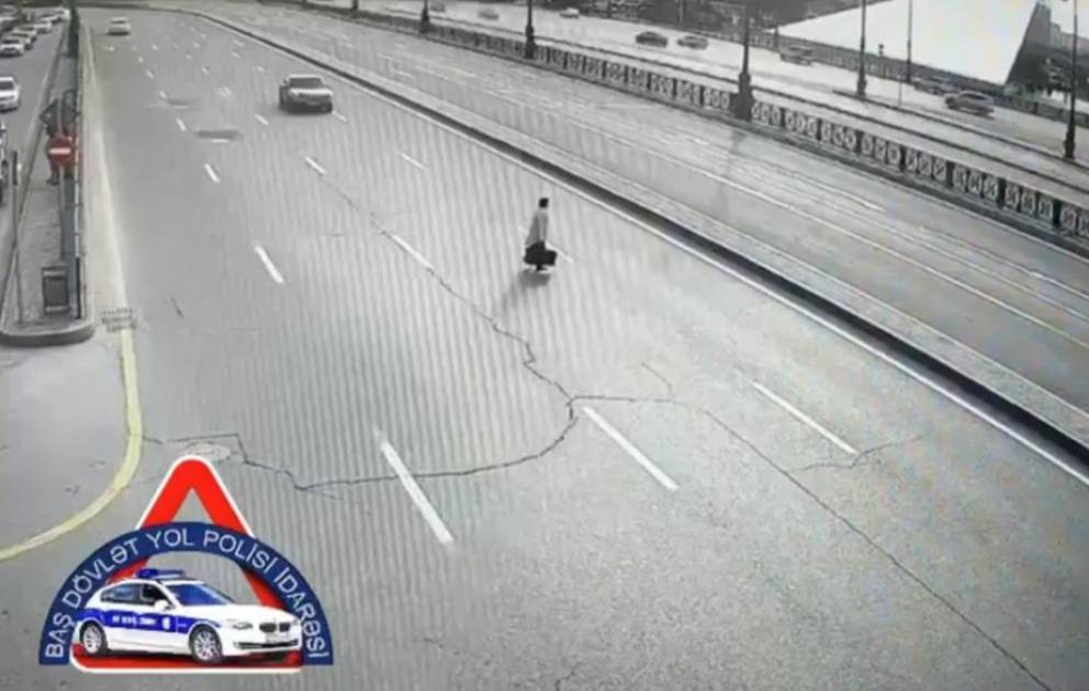 Yol polisi: Həyatınızı riskə atmayın, yolu müəyyən olunmuş keçidlərdən keçin