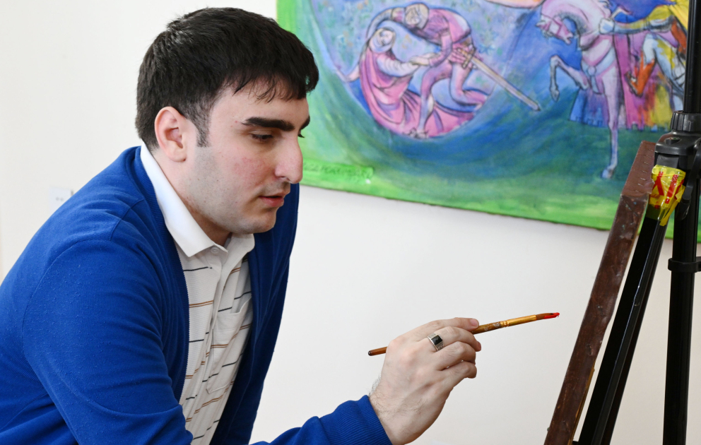Autizmli oğlunun həyatını “yaşayan” ana: Şamxal sevincini də, kədərini də mənimlə bölüşür
