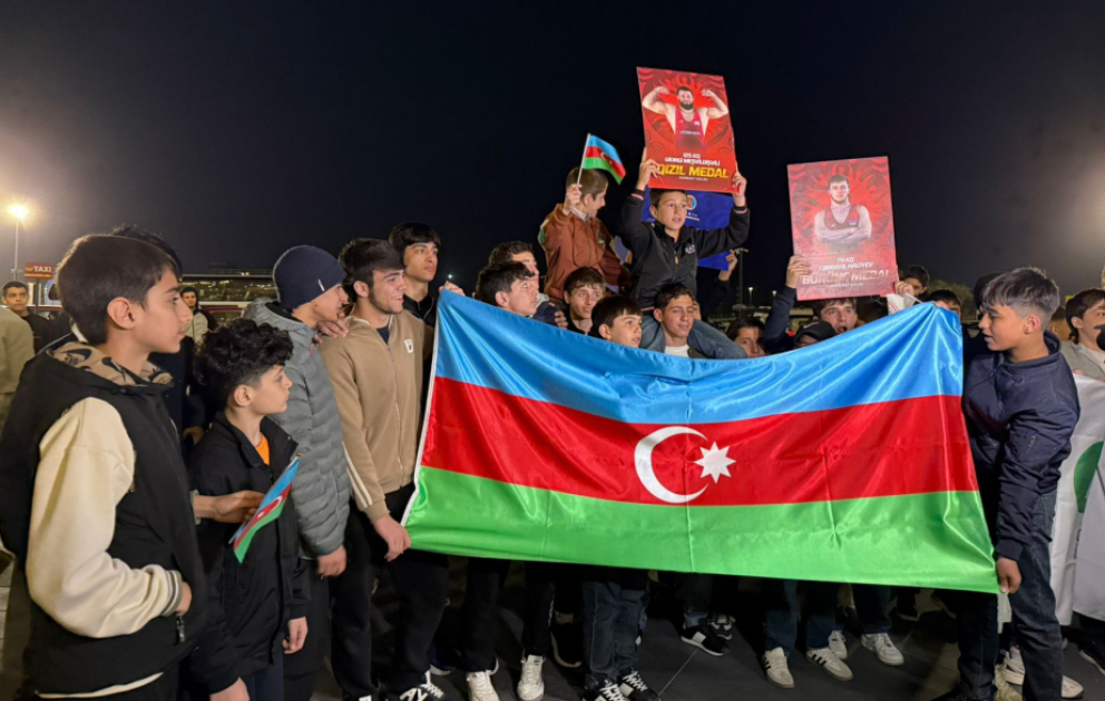 Avropa çempionu olan sərbəst güləş üzrə Azərbaycan millisi Vətənə qayıdıb