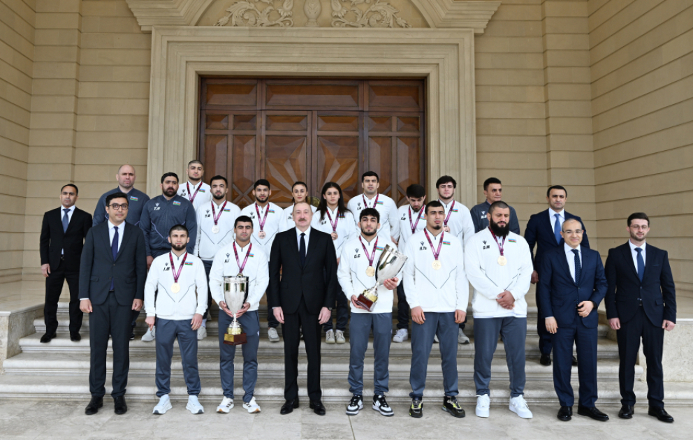 Präsident Ilham Aliyev empfängt Ringerinnen und Ringer, die bei den Europameisterschaften in Tirana gewannen