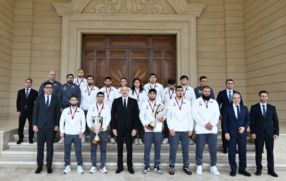 Le président Ilham Aliyev reçoit les lutteurs médaillés par équipe aux championnats d'Europe
