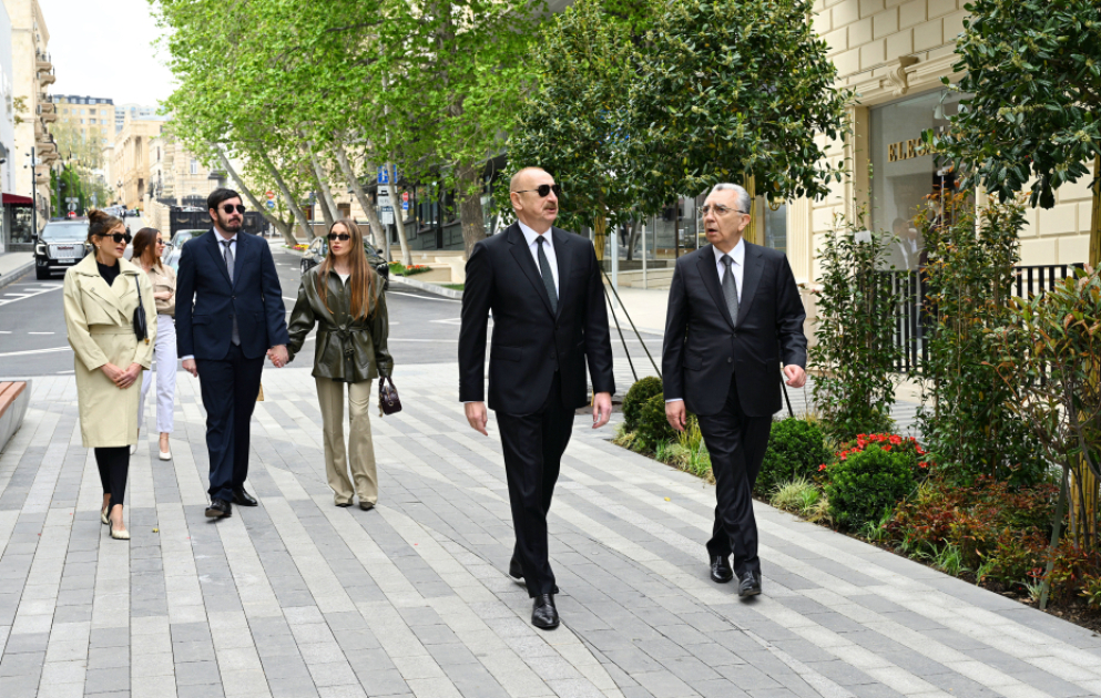 Präsident Ilham Aliyev weiht nach Rekonstruktion fertiggestellte Islam-Safarli-Straße in Baku ein