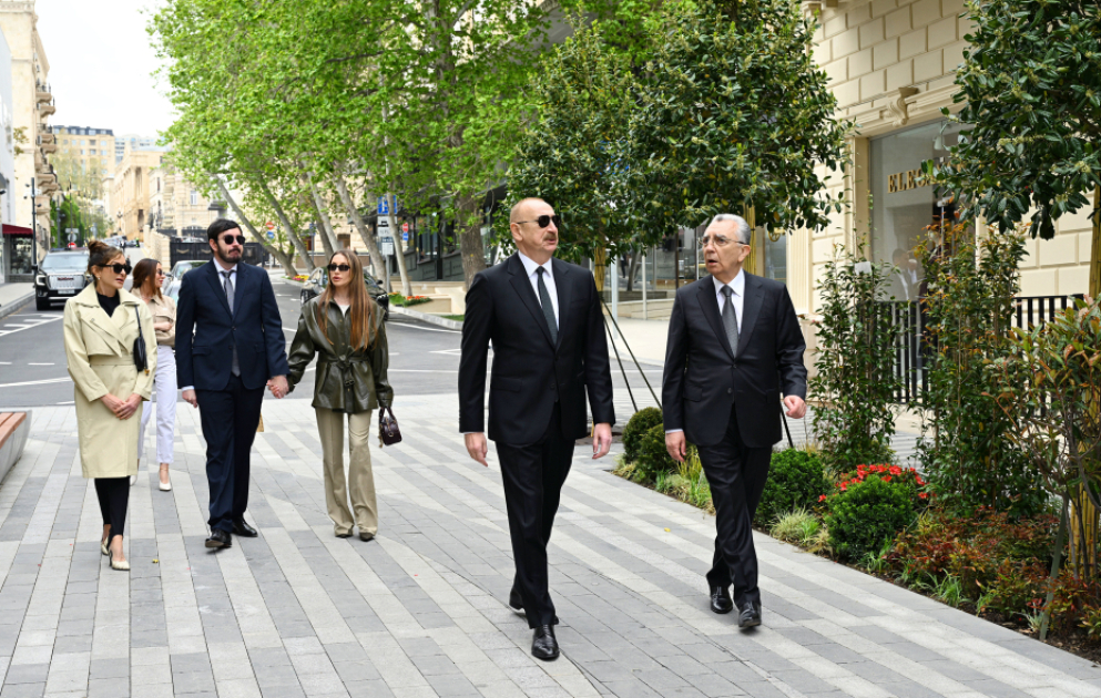 Le président Aliyev participe à la réouverture d’une rue rénovée à Bakou