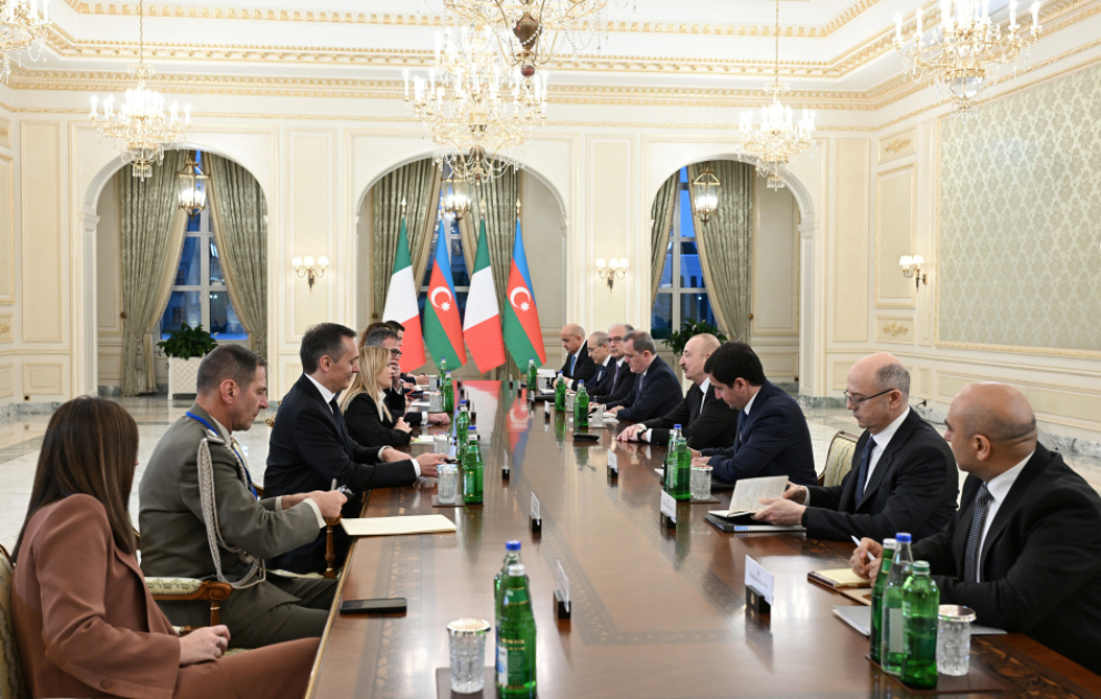 Le président Aliyev et la Première ministre Meloni tiennnent une rencontre en format élargi