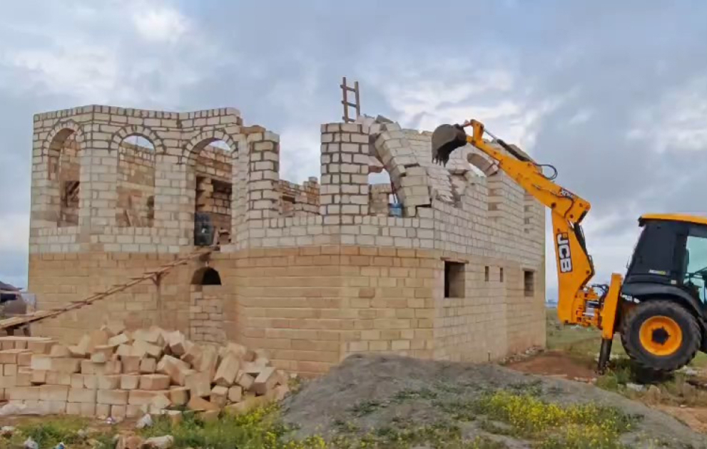 Gəncədə qanunsuz inşa olunan tikililər sökülüb