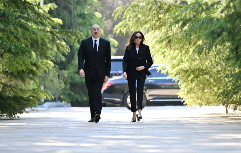 President Ilham Aliyev and First Lady Mehriban Aliyeva visited tomb of National Leader Heydar Aliyev at Alley of Honors