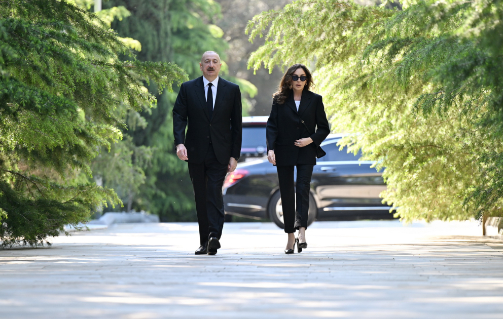 Präsident Ilham Aliyev und First Lady Mehriban Aliyeva besuchen Grabmal von Nationalleader Heydar Aliyev