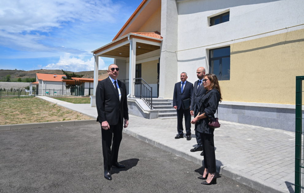 Prezident İlham Əliyev və birinci xanım Mehriban Əliyeva Şükürbəyli kəndində fərdi evlərdə yaradılmış şəraitlə tanış olublar