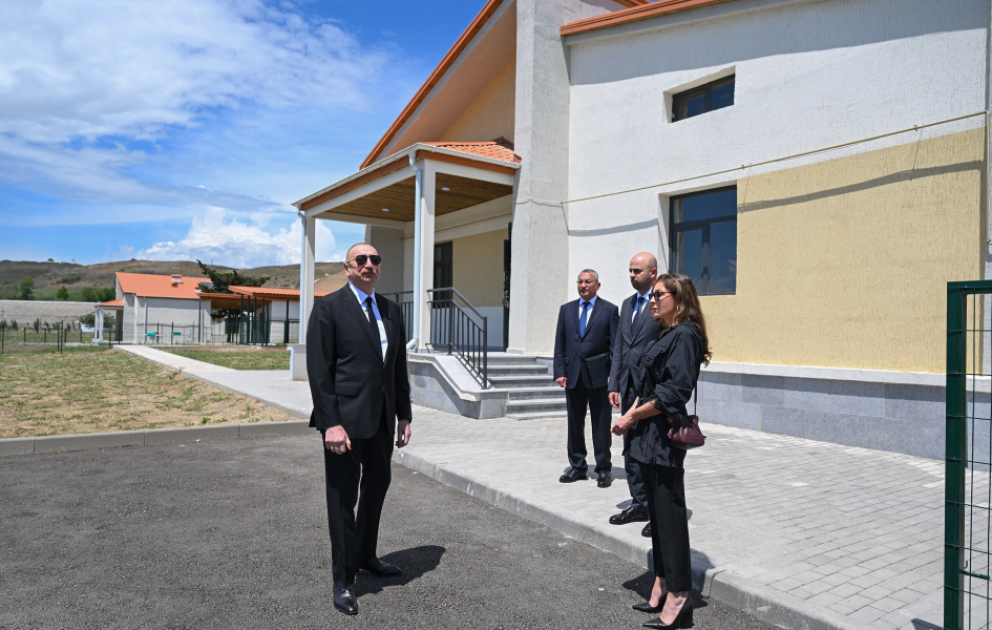 Präsident Ilham Aliyev und First Lady Mehriban Aliyeva machen sich mit Bedingungen in Einfamilienhäusern im Dorf Shukyurbeyli vertraut