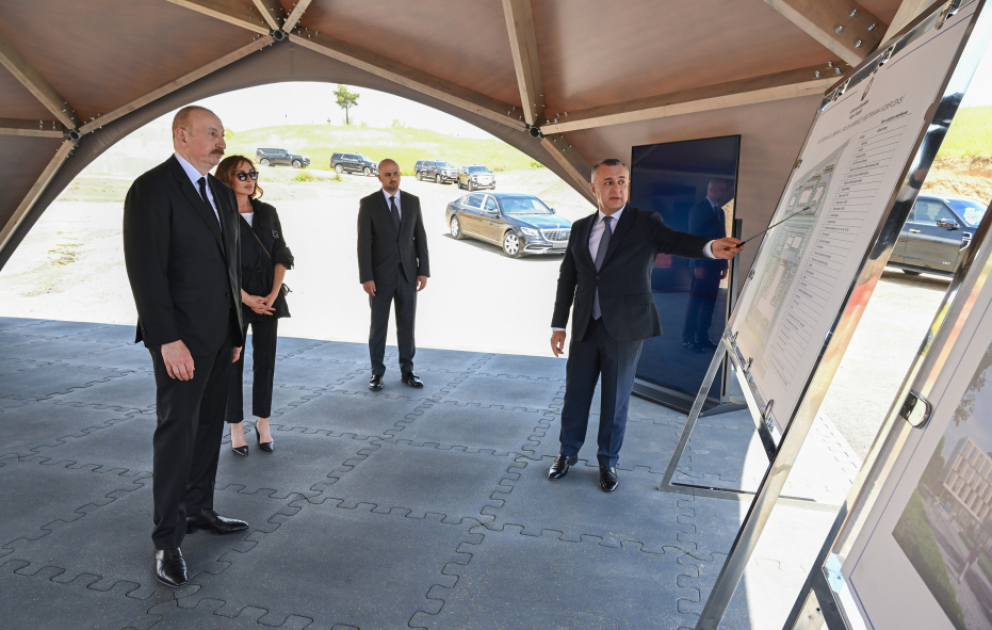 Präsident Ilham Aliyev und First Lady Mehriban Aliyeva besichtigen Bau des Gebäudes des Zentralen Bezirkskrankenhauses im Rayon Jabrayil