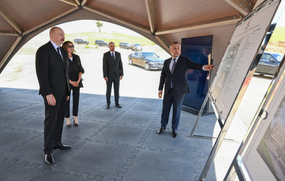 Le président Ilham Aliyev visite le chantier de l’Hôpital central régional de Djabraïl