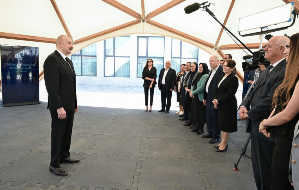 Präsident Ilham Aliyev und First Lady Mehriban Aliyeva treffen Bewohner des Dorfes Shukurbeyli im Rayon Jabrayil