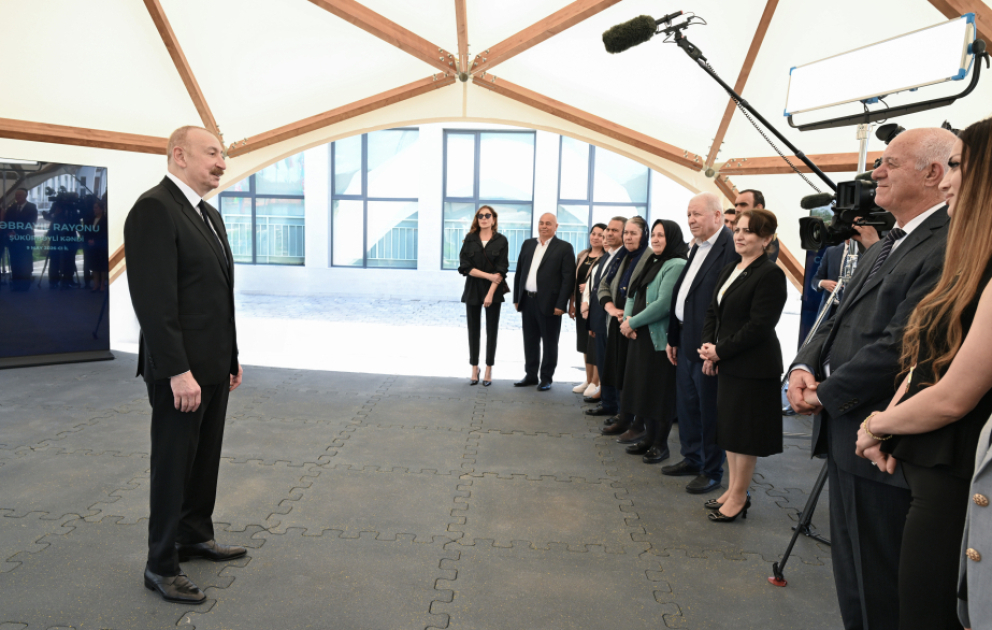 Le président de la République et son épouse rencontrent les habitants installés dans le village de Chukurbeyli du district de Djabraïl
