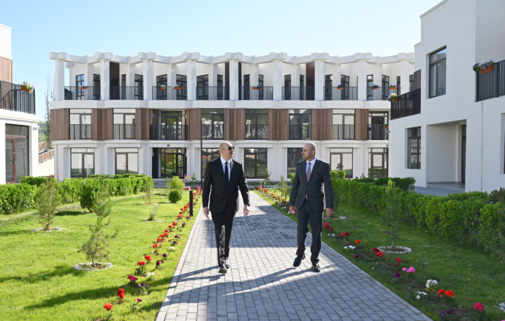 Präsident Ilham Aliyev weiht in der Stadt Zangilan errichteten ersten Wohnkomplex ein