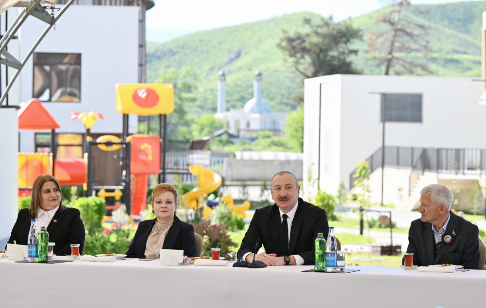 Prezident İlham Əliyev Zəngilan şəhərindəki ilk yaşayış kompleksinə köçən ailələrlə görüşüb