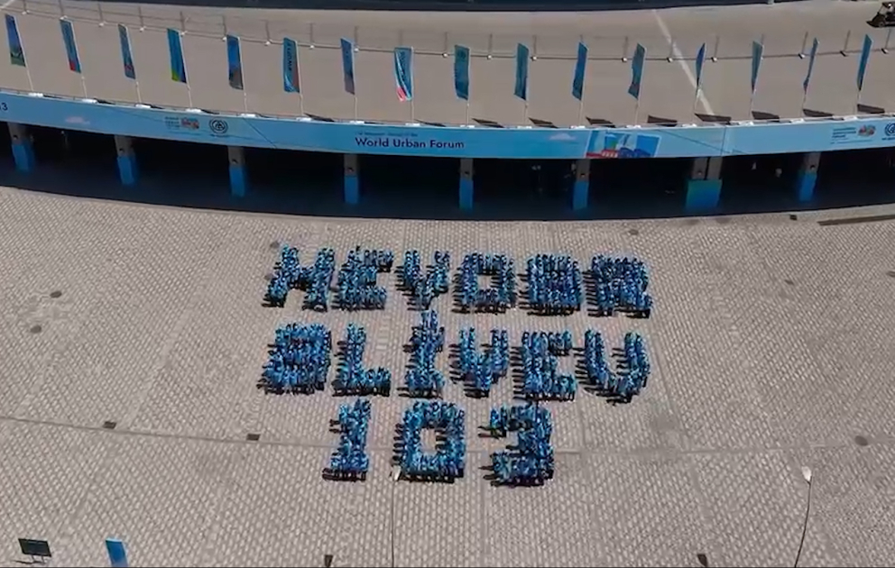 WUF13 könüllüləri Ulu Öndər Heydər Əliyevin 103 illiyinə həsr olunmuş fləşmob keçiriblər