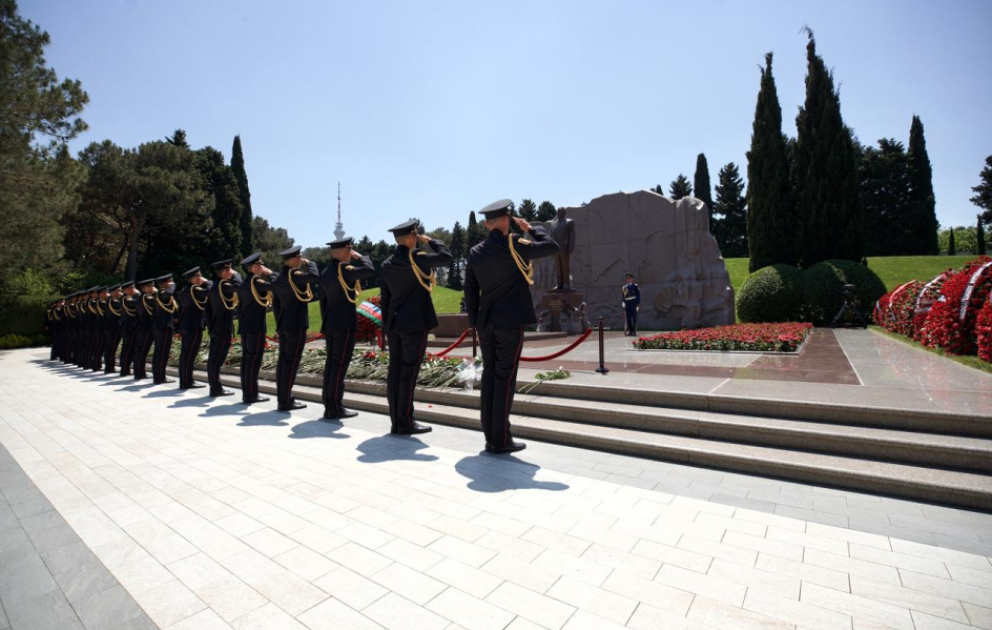 DİN-in əməkdaşları Fəxri xiyabanda Ümummilli Lider Heydər Əliyevin xatirəsini yad ediblər
