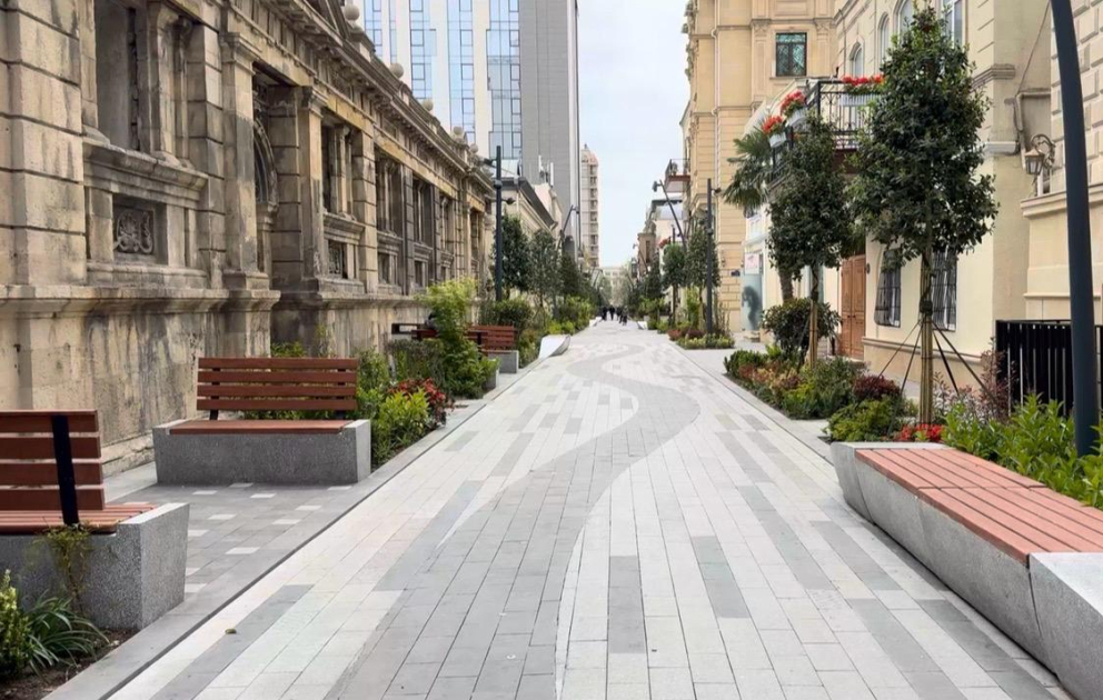 Historische Denkmäler und moderne Infrastruktur – Islam-Safarli-Straße
