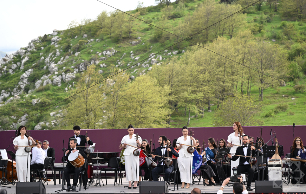 “Xarıbülbül” festivalı davam edir: Cıdır düzündə gənc istedadlar səhnədə
