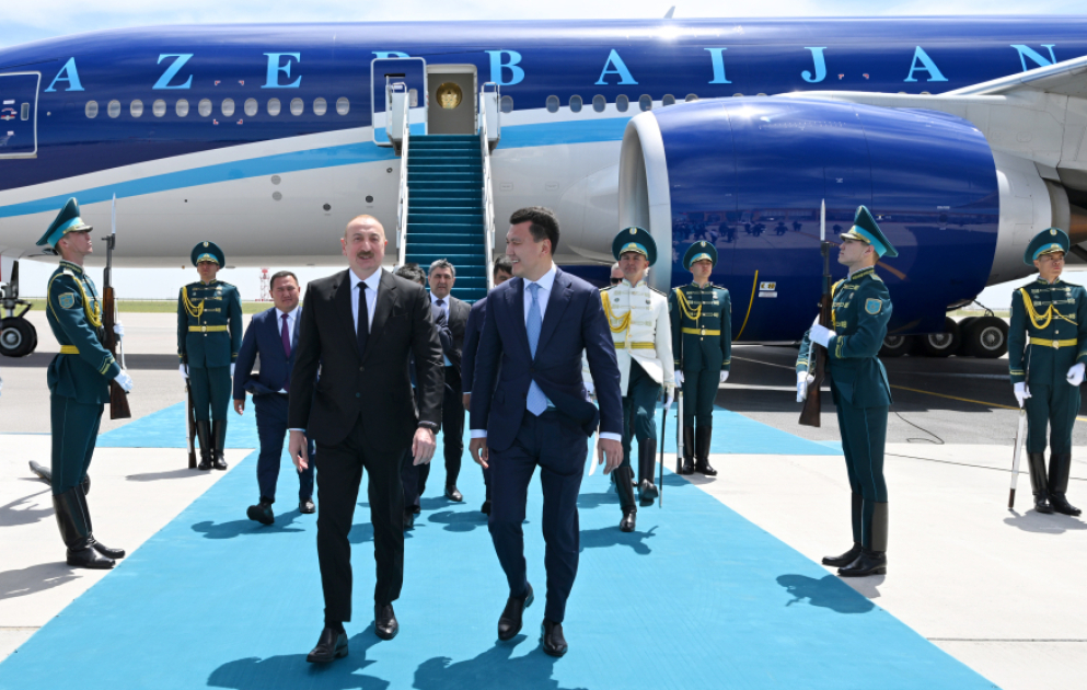 Präsident Ilham Aliyev zu Arbeitsbesuch in Kasachstan eingetroffen