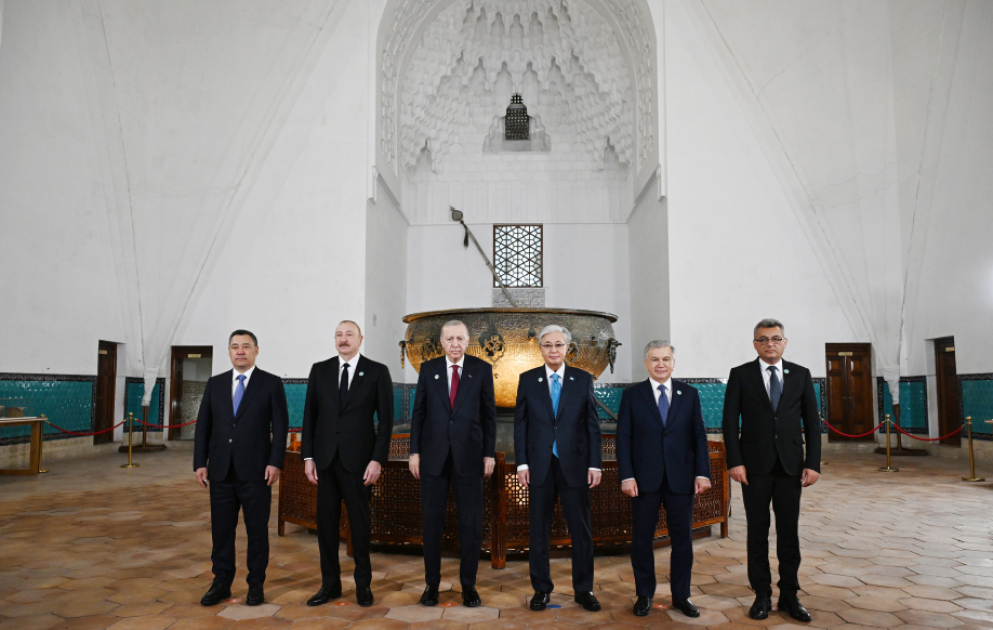 Präsident Ilham Aliyev und weitere Teilnehmer des informellen OTS-Gipfels besuchen Kulturstätten in Türkistan