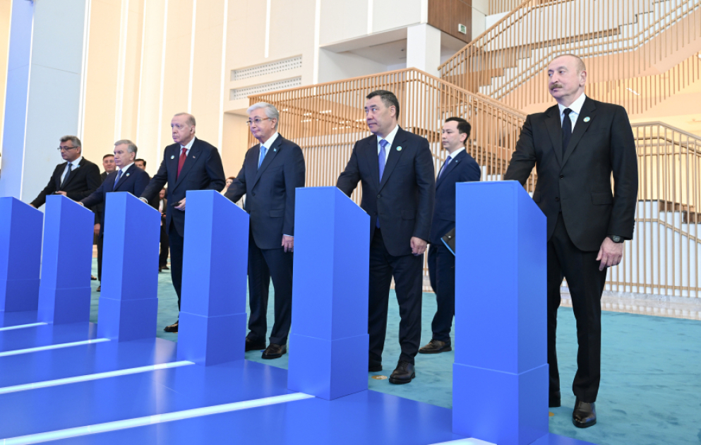 Le président Ilham Aliyev et les participants au sommet informel de l’OET participent à la cérémonie de pose de la première pierre du Centre de la civilisation turcique