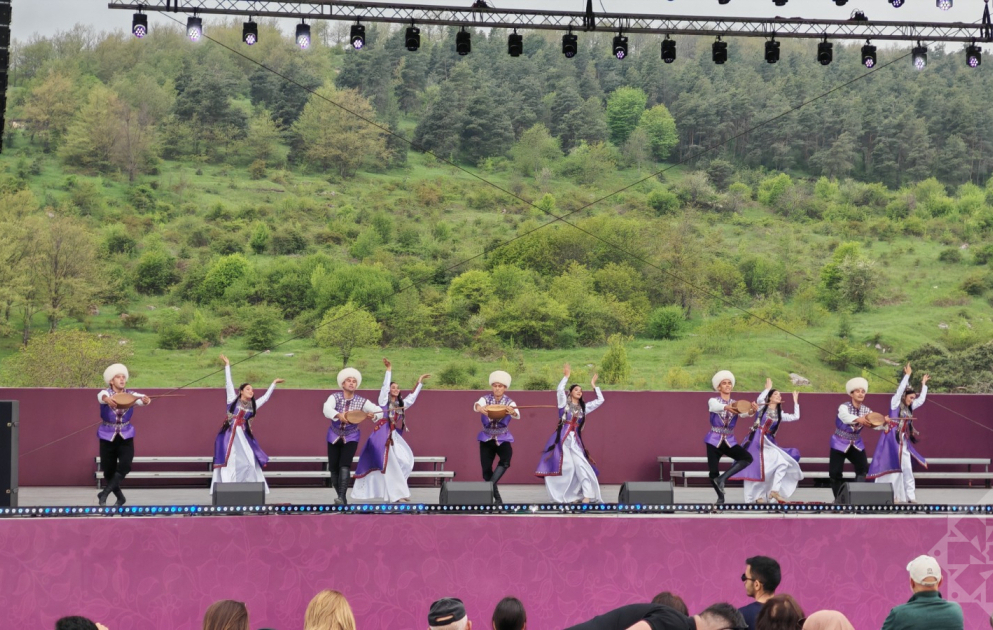 “Xarıbülbül” festivalı: Cıdır düzündə qardaş xalqların musiqi və rəqs bayramı