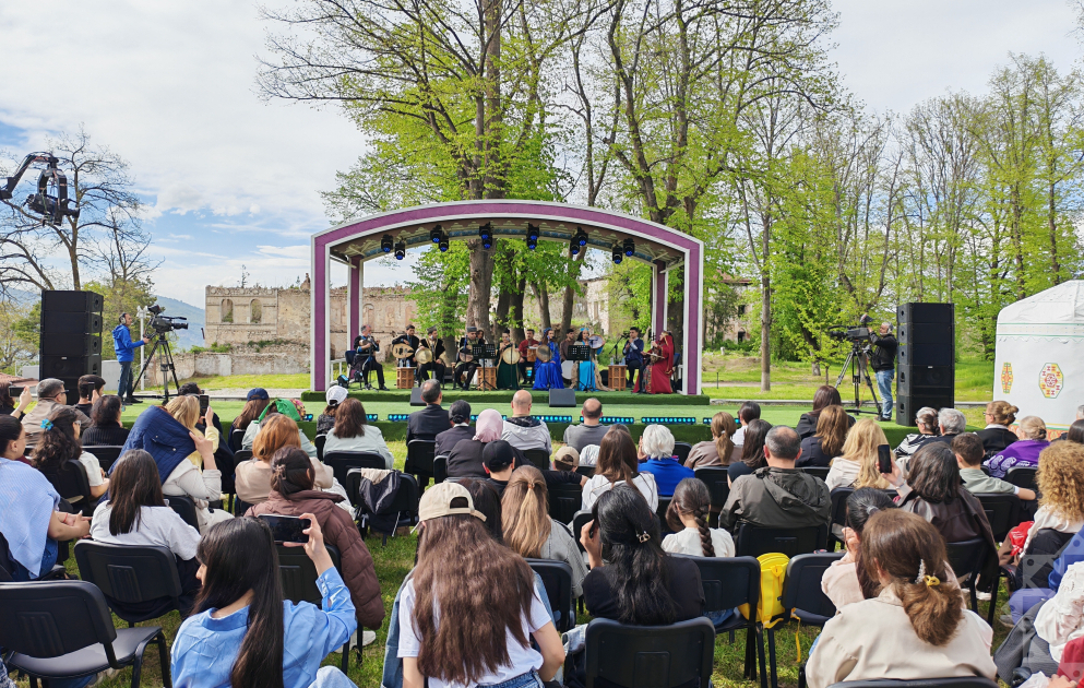 “Xarıbülbül” festivalı Səkinə İsmayılova və tələbələrinin konserti ilə başa çatıb