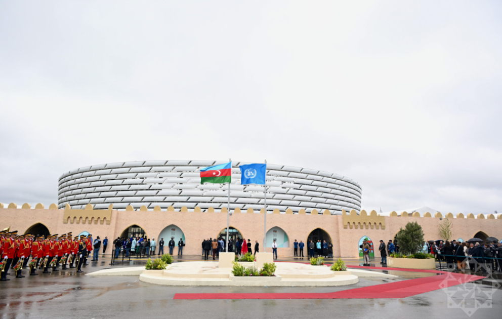 Bakı Olimpiya Stadionunda Azərbaycanın və BMT-nin bayraqları qaldırılıb