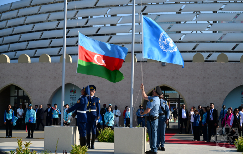 Cérémonie d’abaissement des drapeaux de l’Azerbaïdjan et de l’ONU dans le cadre du WUF13