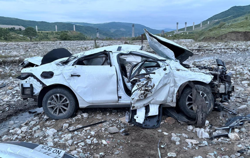 Ağsuda faciəvi qəza: avtomobil çaya aşdı, ölənlər var