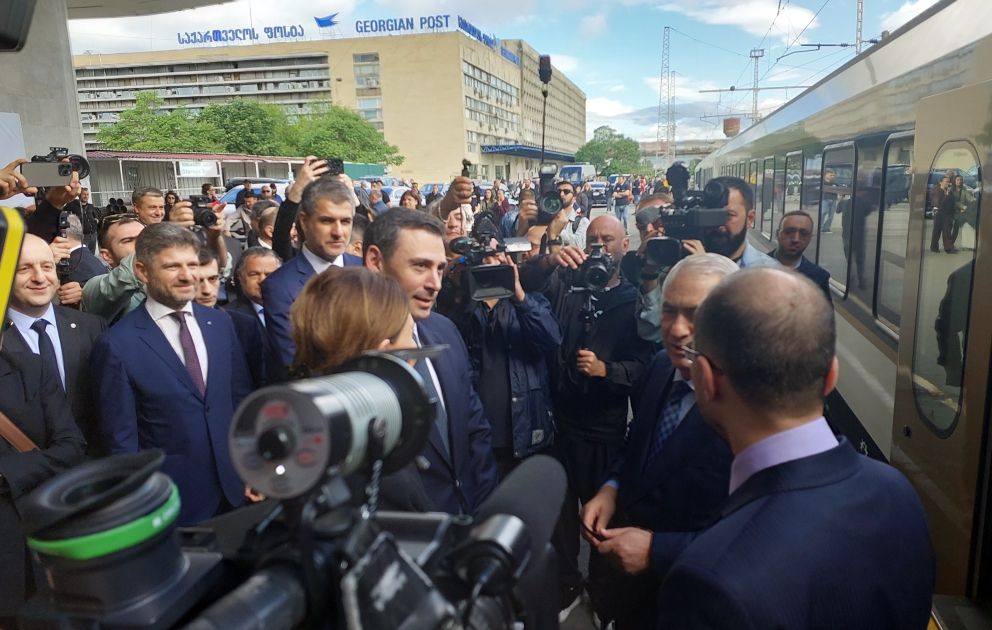 Altıillik fasilədən sonra sərnişin qatarı Bakıdan Tbilisiyə gəlib