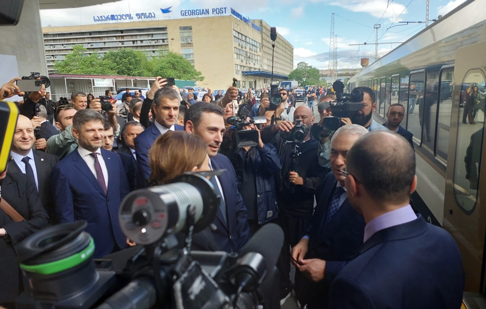 Первый после шестилетнего перерыва пассажирский поезд из Баку прибыл в Тбилиси