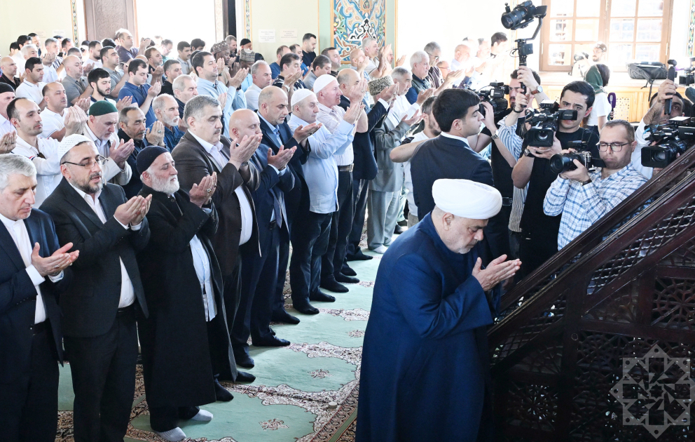 Məscidlərdə bayram namazı qılınıb