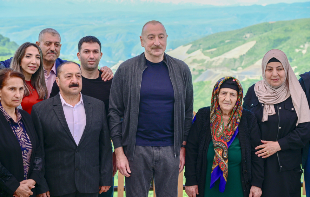 Prezident İlham Əliyev Şuşanın Böyük Qaladərəsi kəndində görülən işlərlə tanış olub, sakinlərlə görüşüb