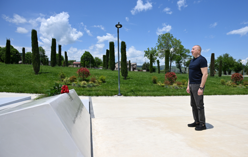 President Ilham Aliyev laid flowers in front of Victory Arch in Khankendi city